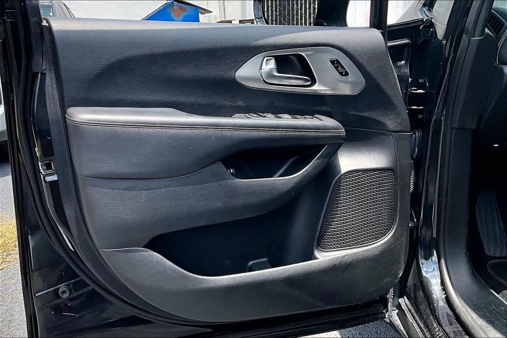 Used 2024 Chrysler Pacifica Premium FWD image 20