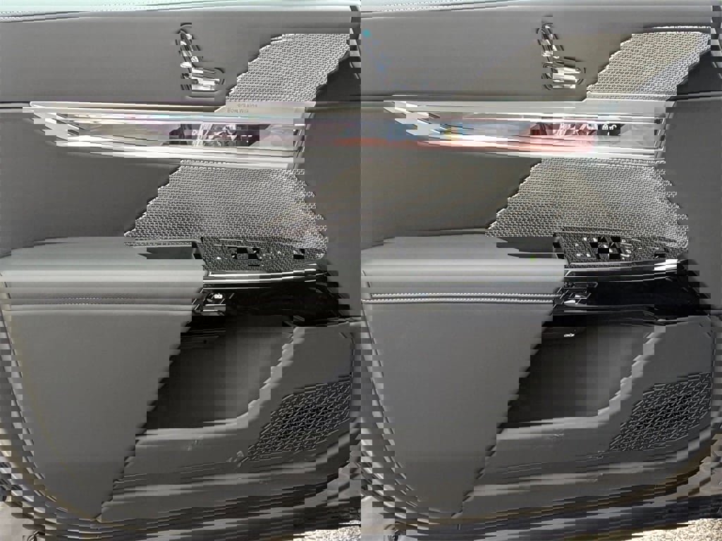 New 2025 BMW 740i xDrive w/ Premium Package image 10