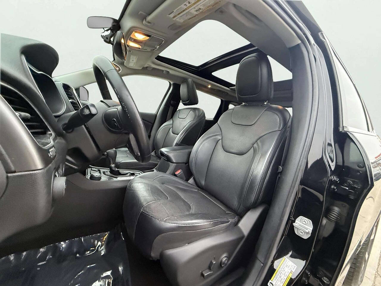 Used 2019 Jeep Cherokee Limited image 21