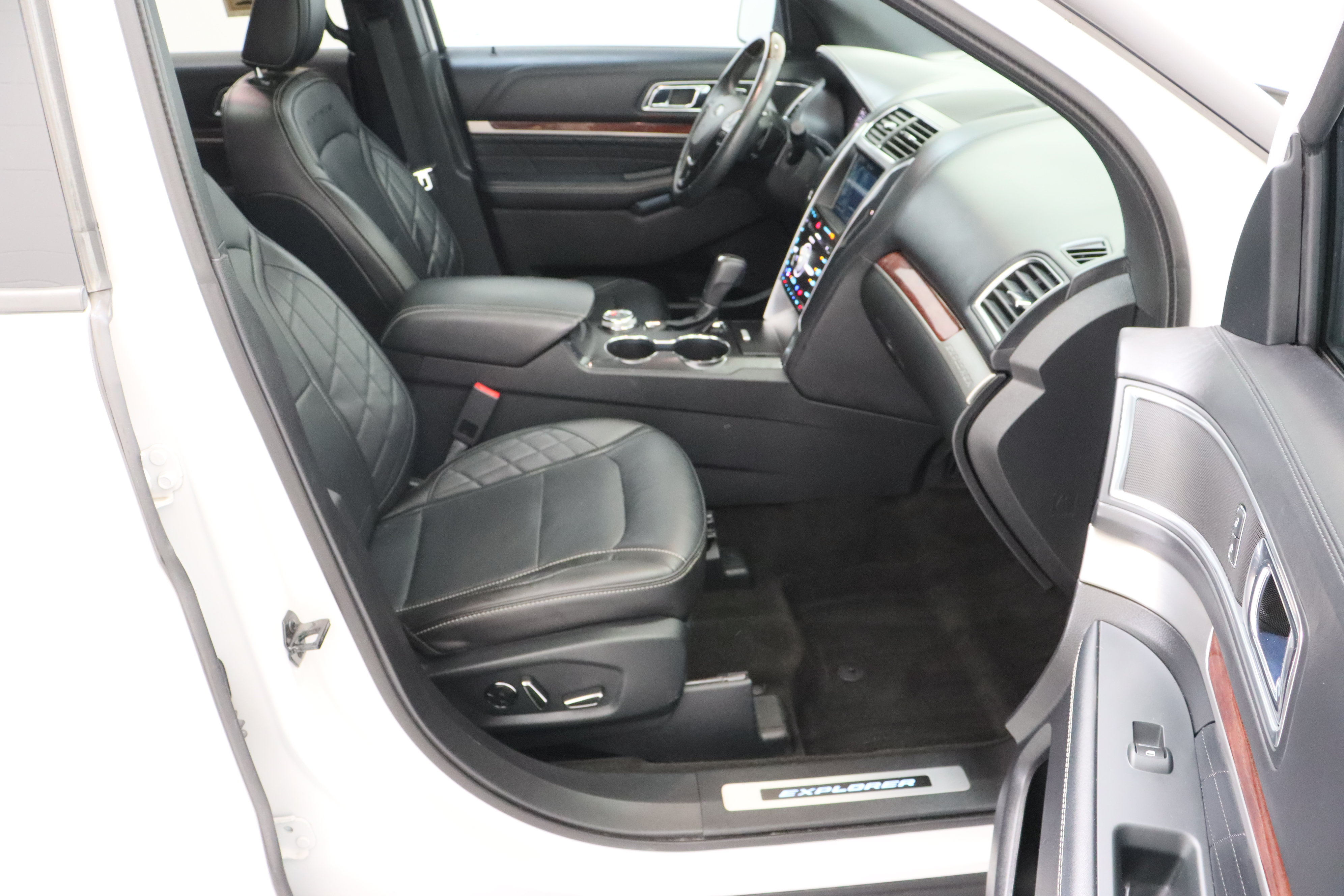 Used 2018 Ford Explorer Platinum AWD/4WD image 42