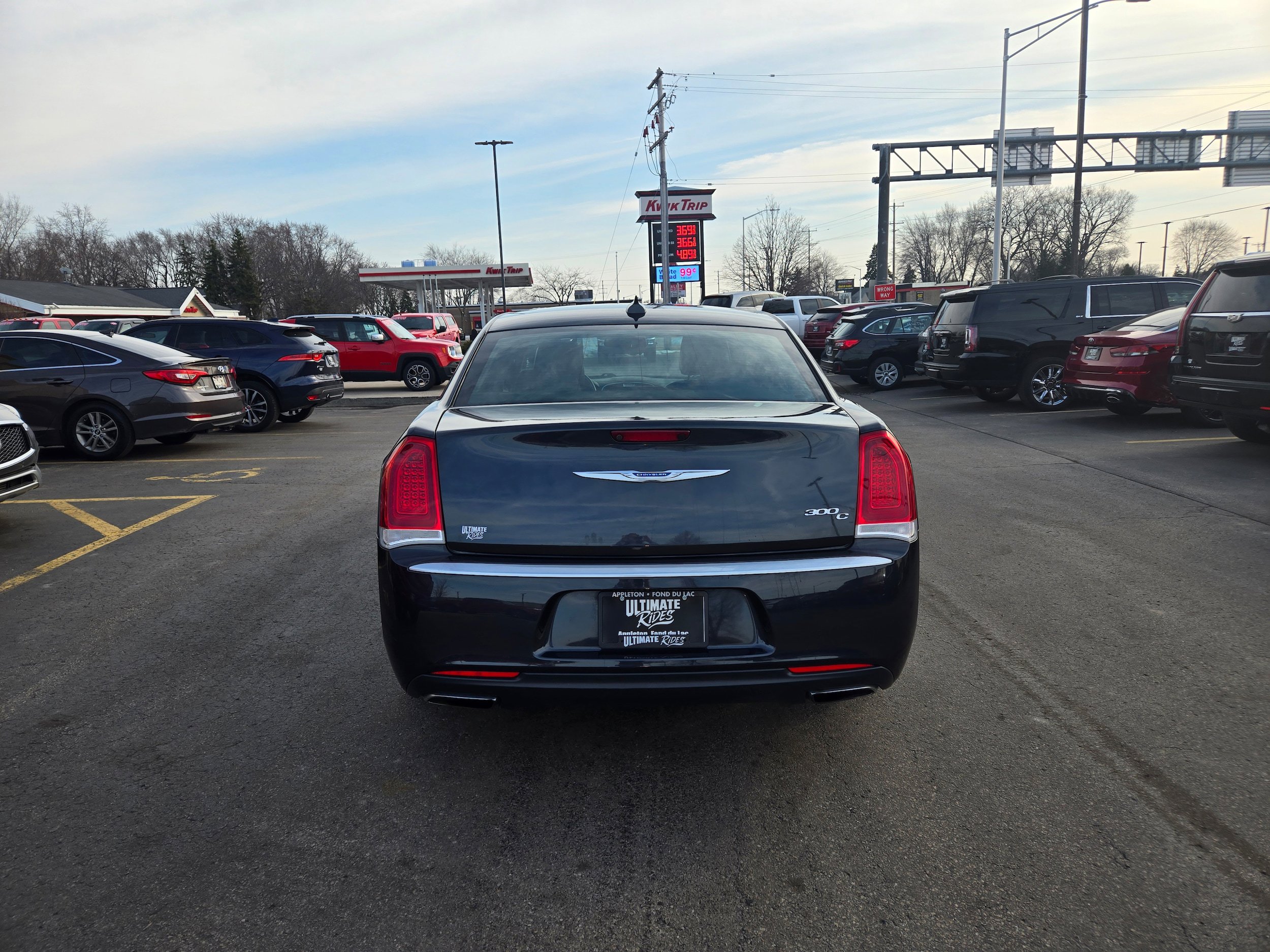 Used 2018 Chrysler 300 C image 9