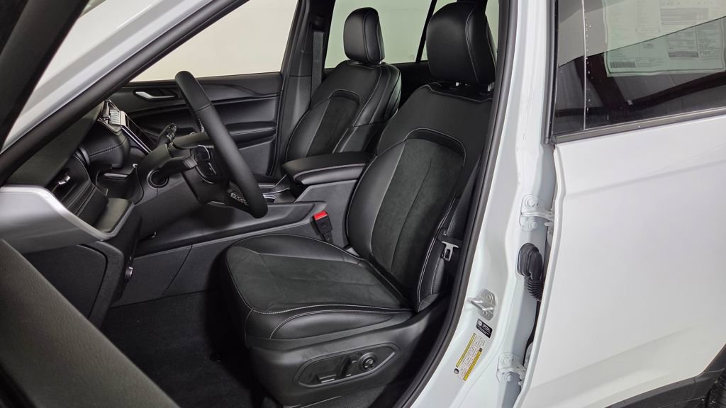 New 2025 Jeep Grand Cherokee Altitude image 14