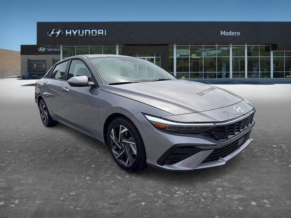 Used 2025 Hyundai Elantra SEL image 2