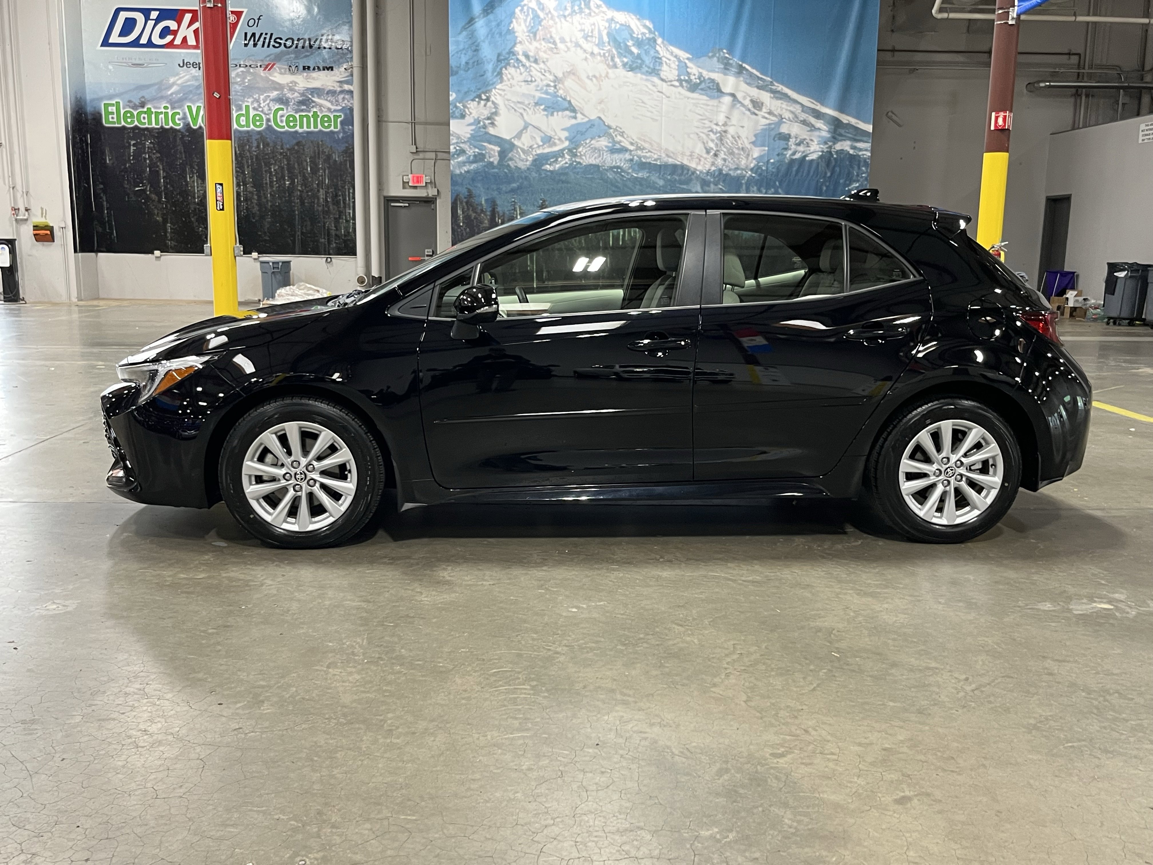 Used 2024 Toyota Corolla SE FWD image 2