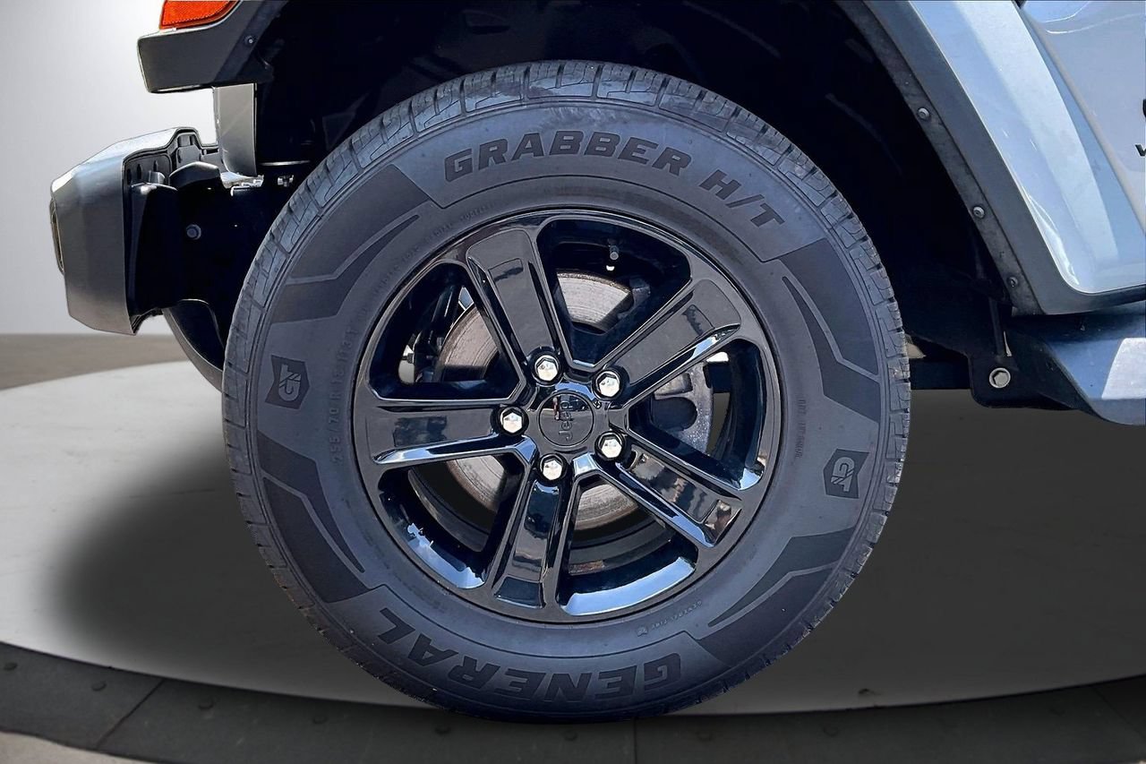 Used 2023 Jeep Wrangler Unlimited Sahara AWD/4WD image 32