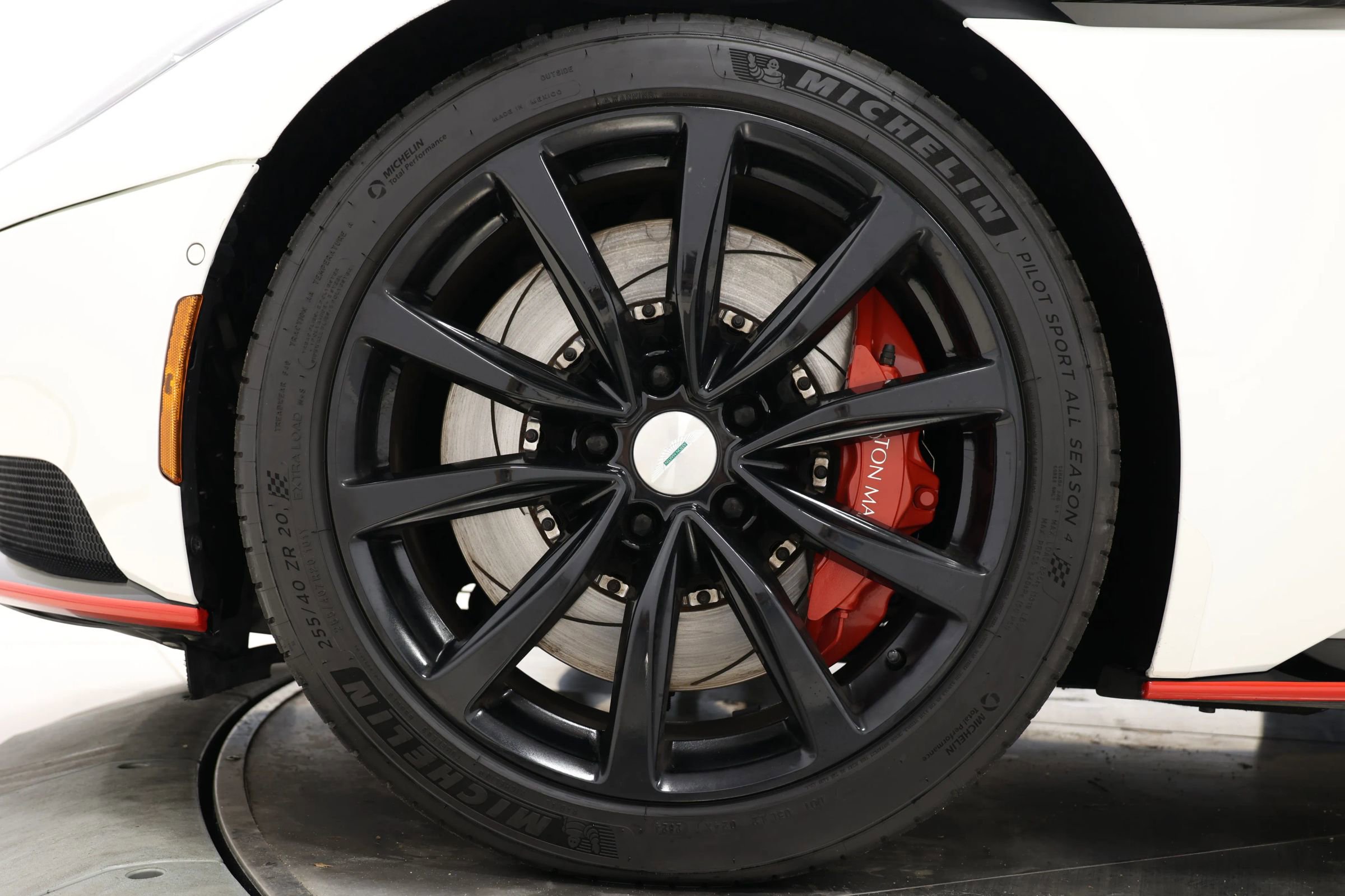 Used 2018 Aston Martin DB11 Coupe image 85