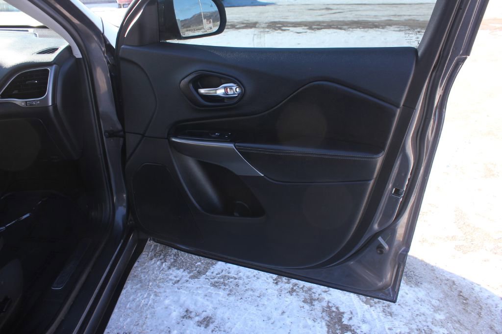 Used 2019 Jeep Cherokee Limited image 31