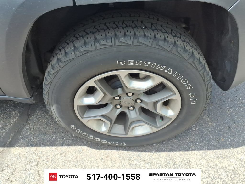 Used 2019 Jeep Cherokee Trailhawk w/ Cold Weather Group AWD/4WD image 10