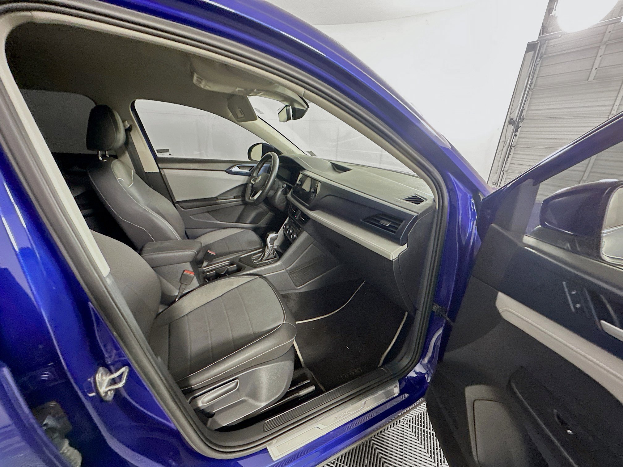 Used 2024 Volkswagen Taos SE w/ MDO Package image 28