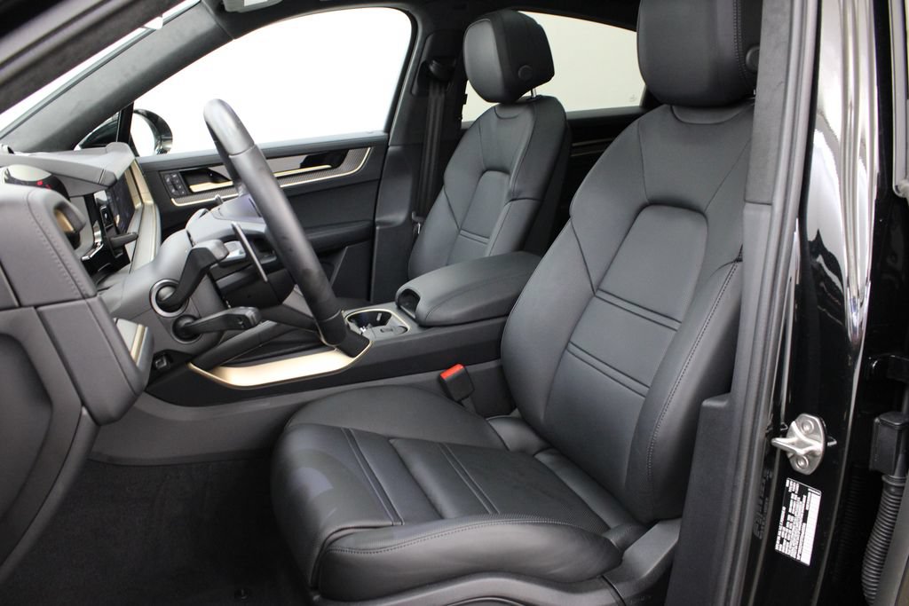 Certified 2026 Porsche Cayenne GTS AWD/4WD image 5