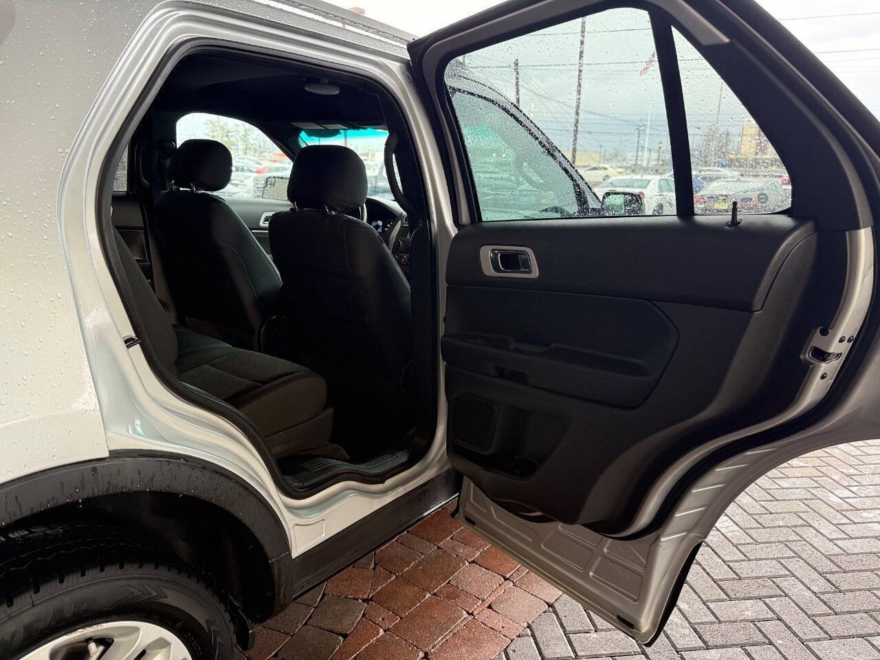 Used 2015 Ford Explorer XLT AWD/4WD image 29