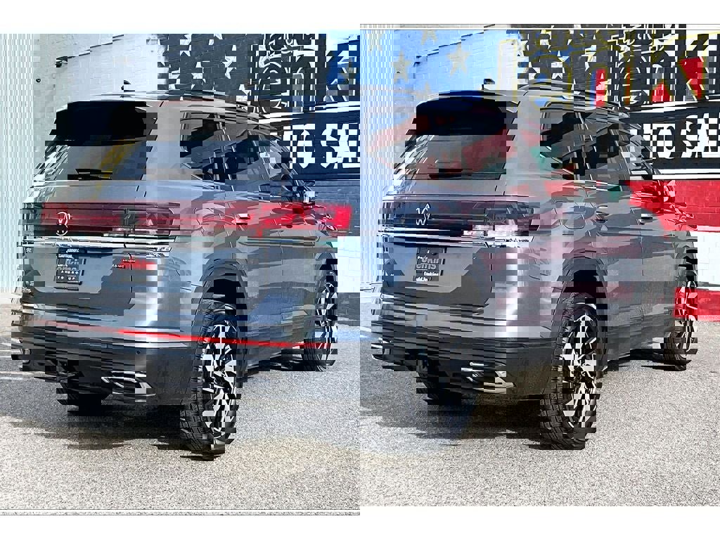 Used 2025 Volkswagen Atlas SE image 2