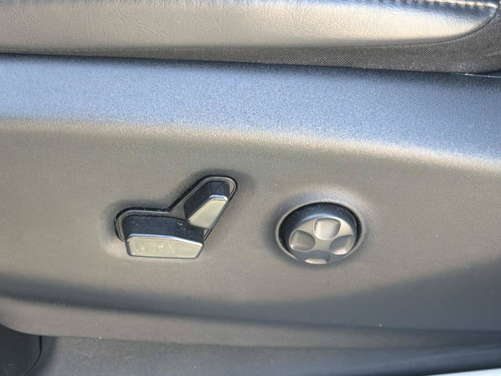 Used 2023 Chrysler Pacifica Touring-L FWD image 18