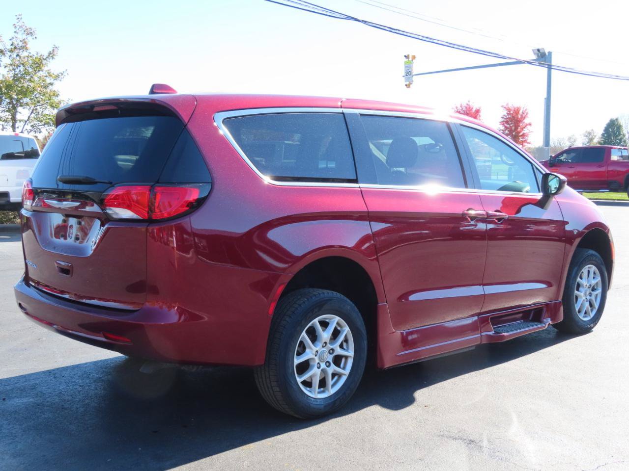 Used 2017 Chrysler Pacifica Touring FWD image 6