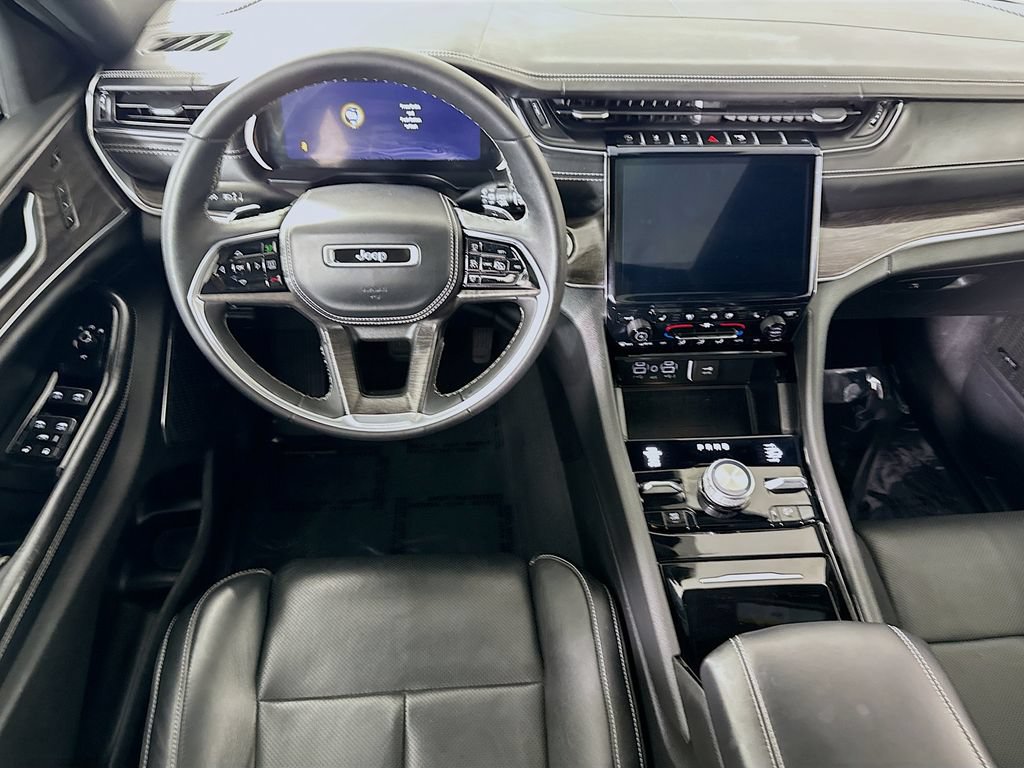 Used 2023 Jeep Grand Cherokee Overland w/ Luxury Tech Group IV AWD/4WD image 4