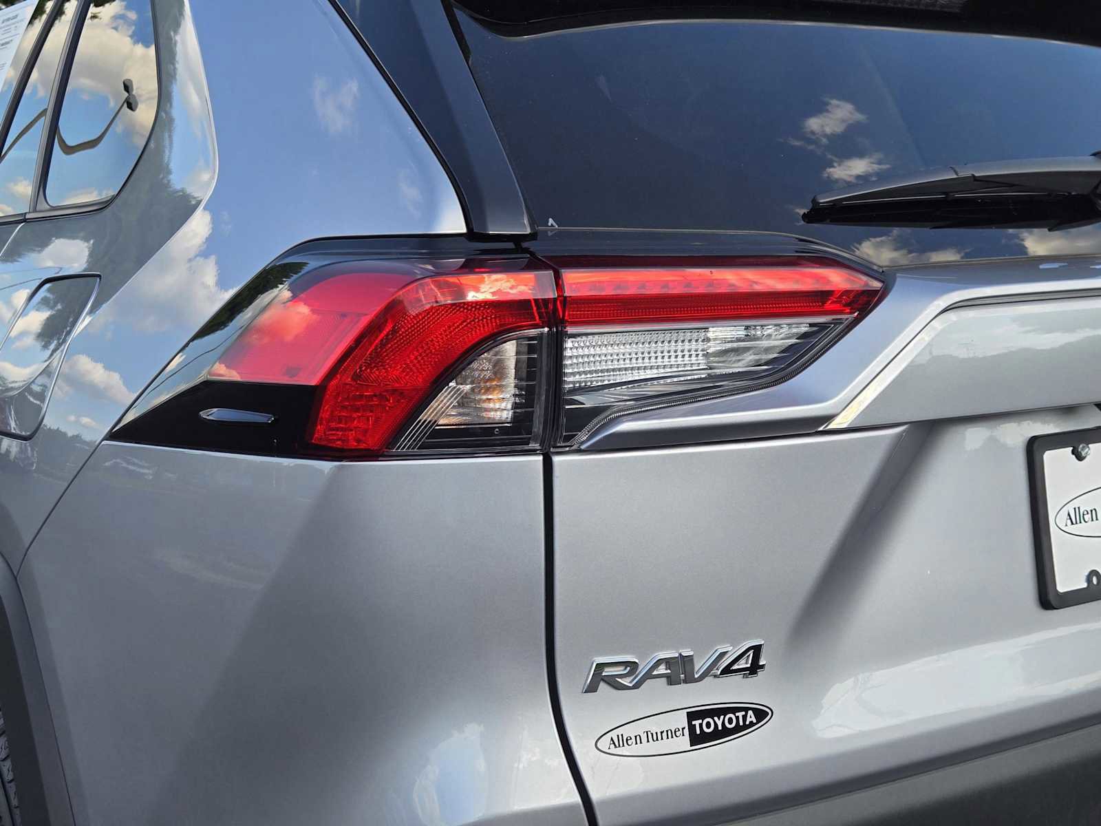 Used 2025 Toyota RAV4 XLE AWD/4WD image 9
