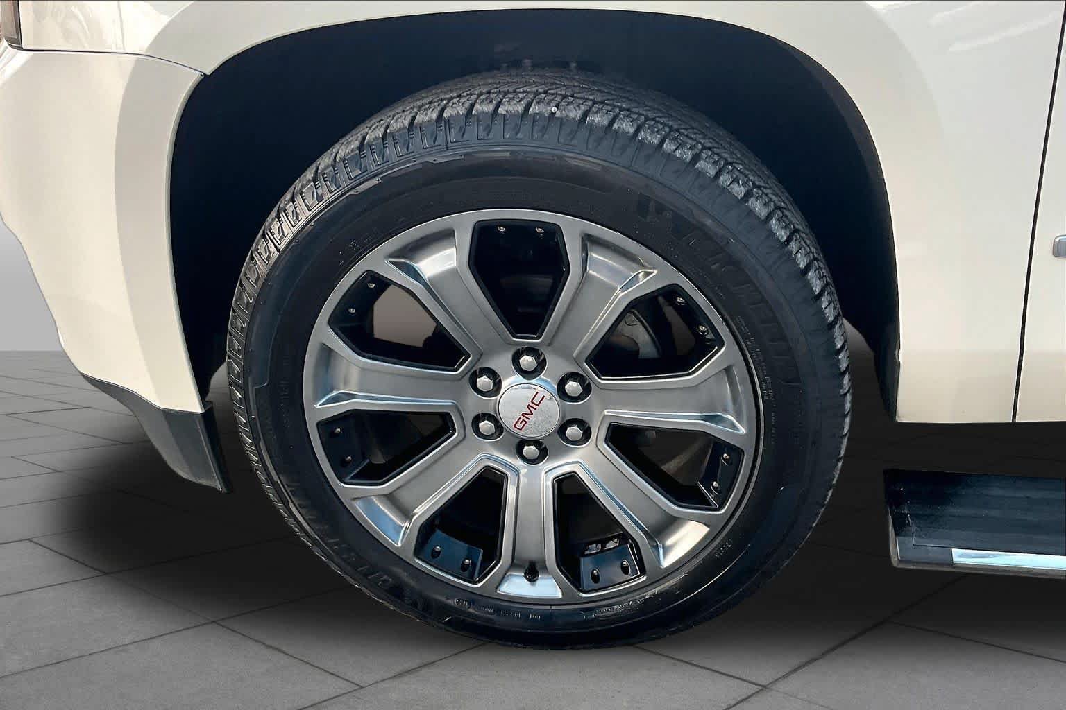 Used 2015 GMC Yukon Denali w/ Premium Package RWD image 9