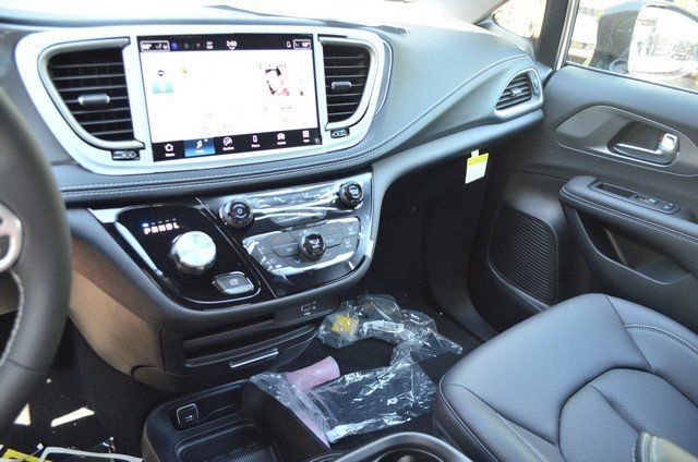 New 2026 Chrysler Pacifica Select image 24