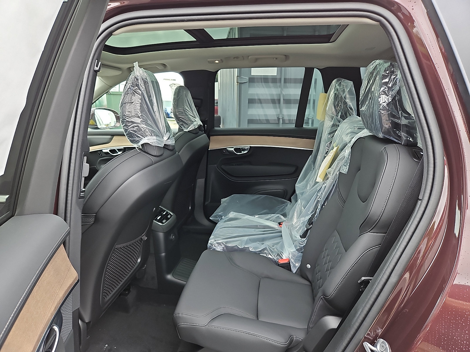 New 2026 Volvo XC90 T8 Plus w/ Protection Package Premier AWD/4WD image 8