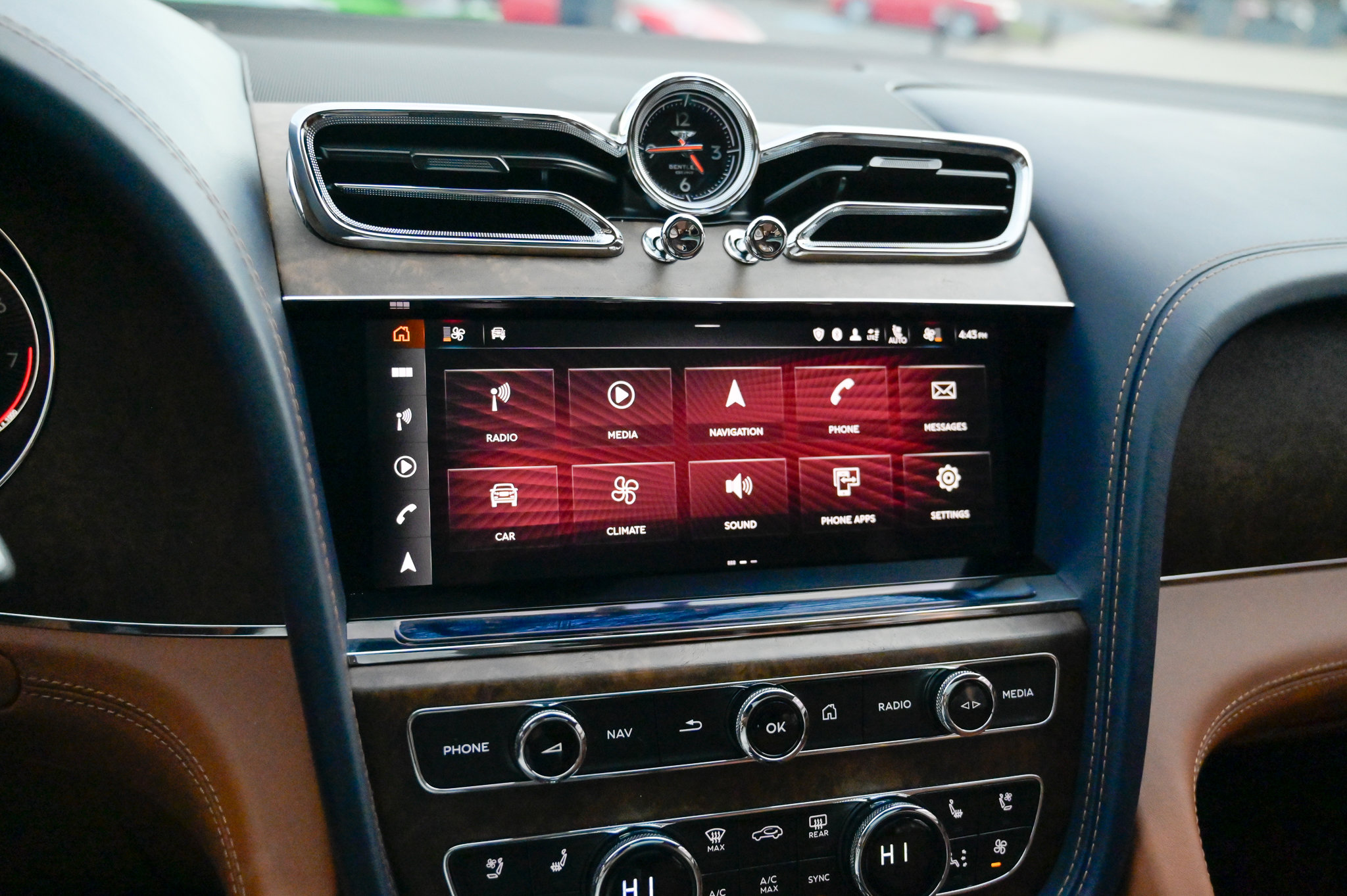 Used 2023 Bentley Bentayga image 27