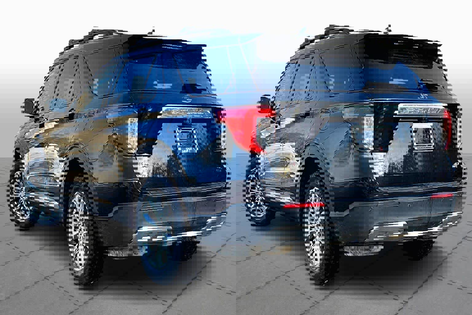 Used 2021 Ford Explorer XLT w/ Equipment Group 202A image 12