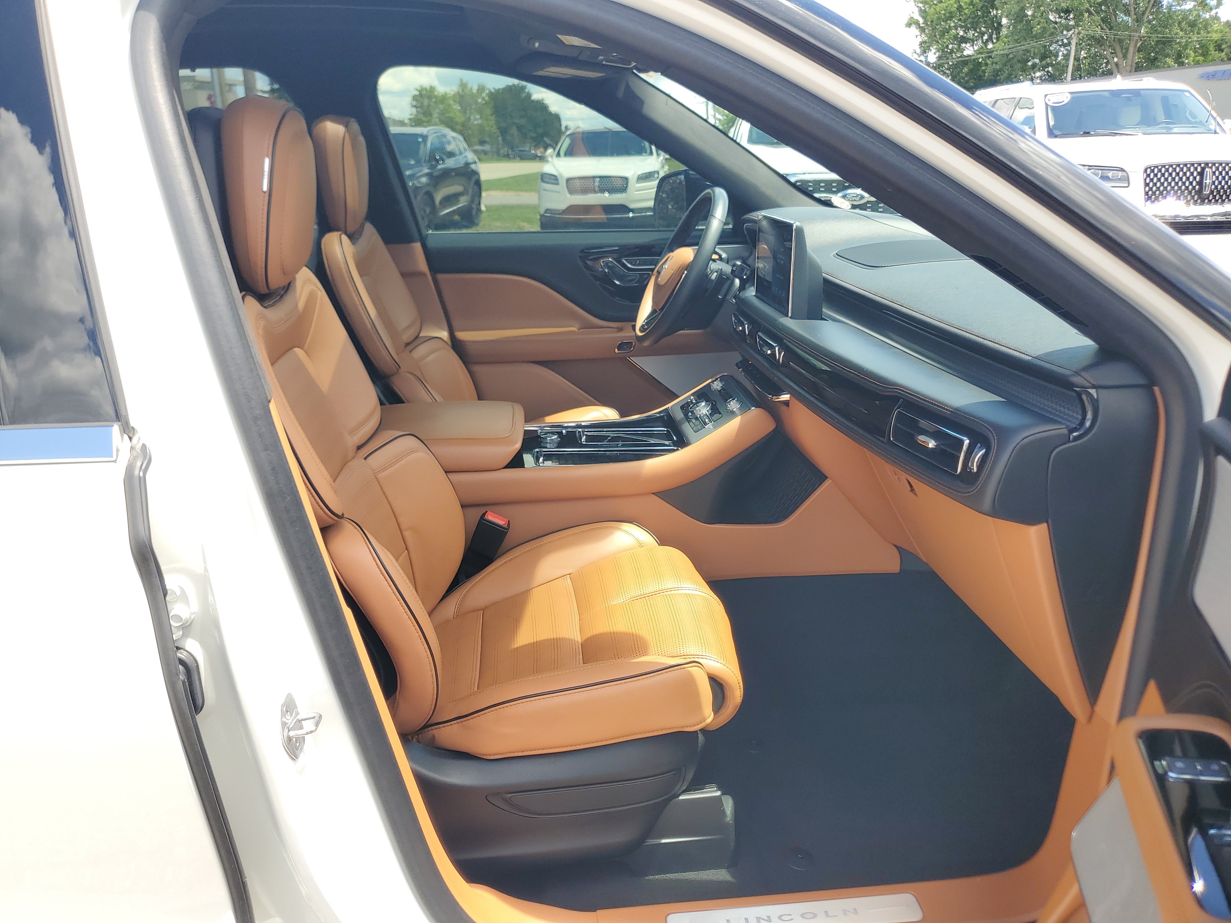 Certified 2023 Lincoln Aviator Black Label Grand Touring w/ Class IV Trailer Tow Package AWD/4WD image 9