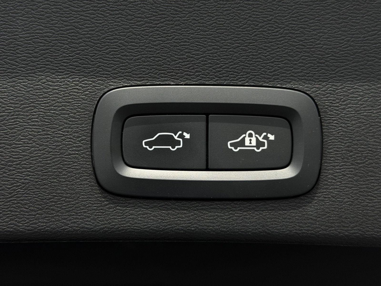 Used 2024 Volvo XC40 B5 Core image 26