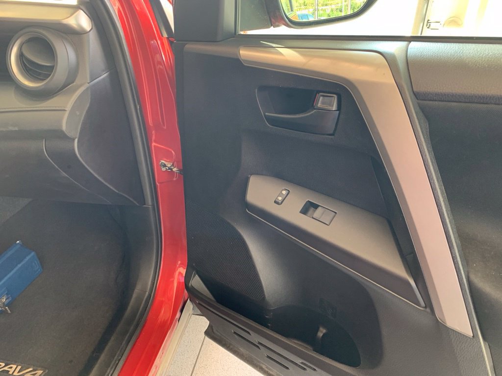 Used 2017 Toyota RAV4 LE AWD/4WD image 17