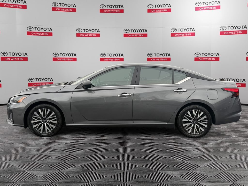 Used 2025 Nissan Altima 2.5 SV FWD image 8