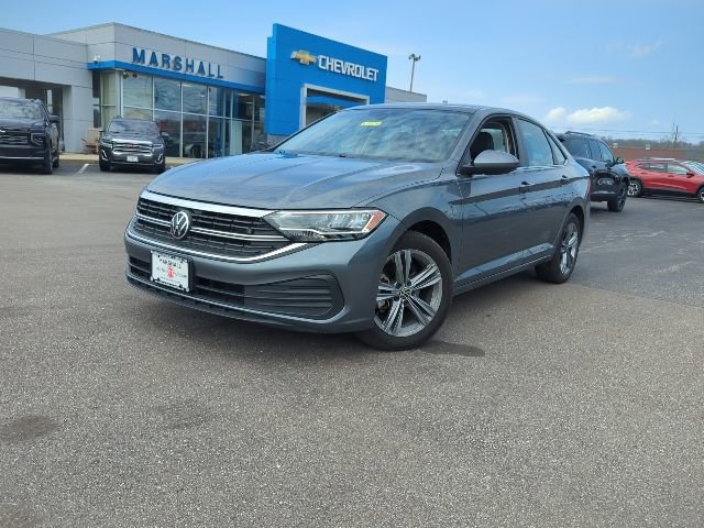 Used 2024 Volkswagen Jetta SE FWD image 2