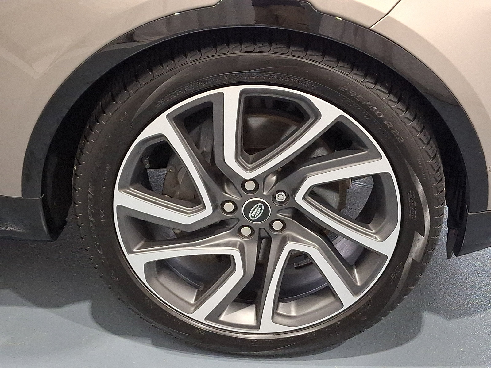 Certified 2025 Land Rover Discovery Dynamic SE AWD/4WD image 6
