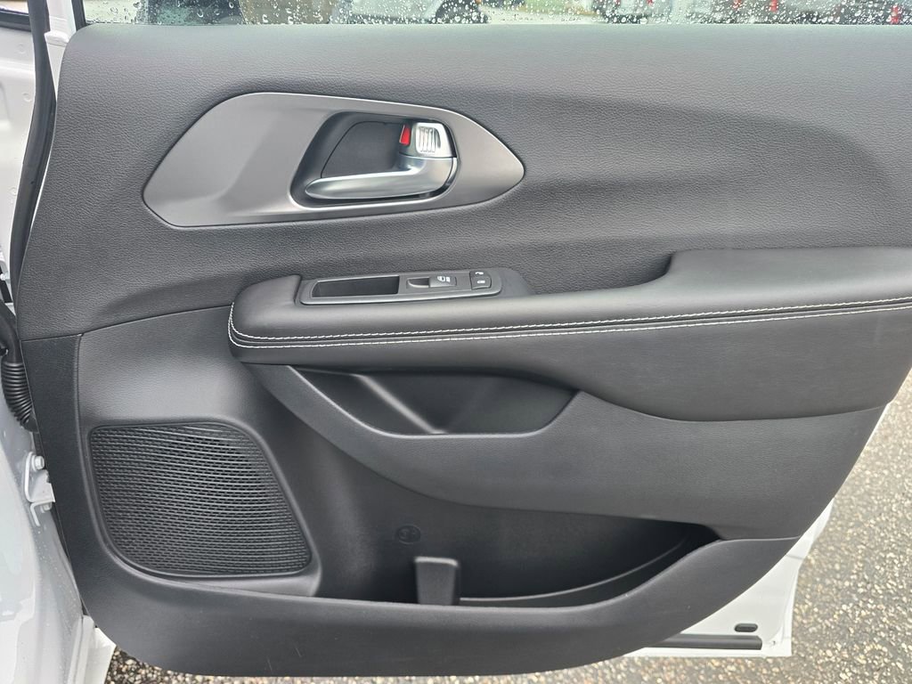 New 2026 Chrysler Pacifica Select image 36