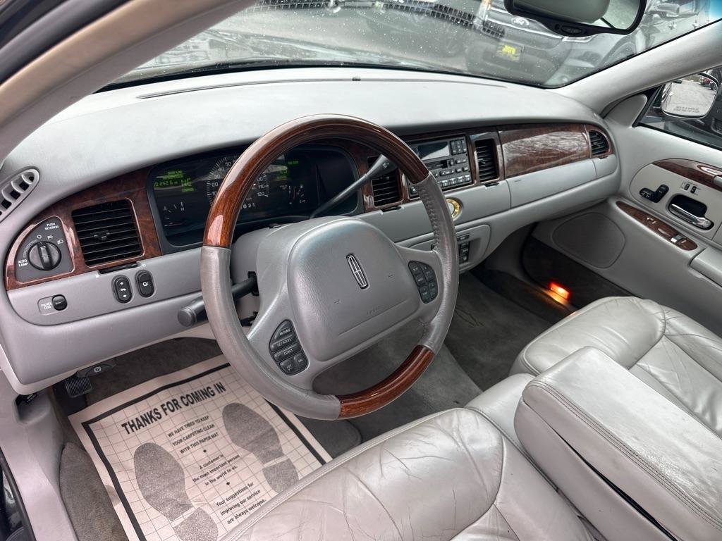 Used 2002 Lincoln Town Car Cartier RWD image 30