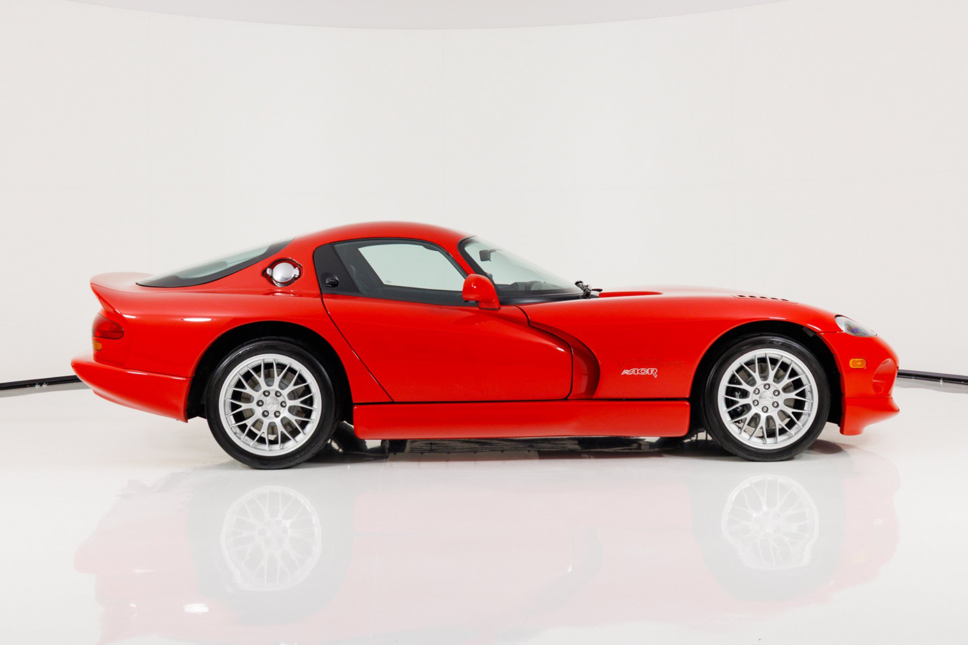 Used 1999 Dodge Viper GTS RWD image 2