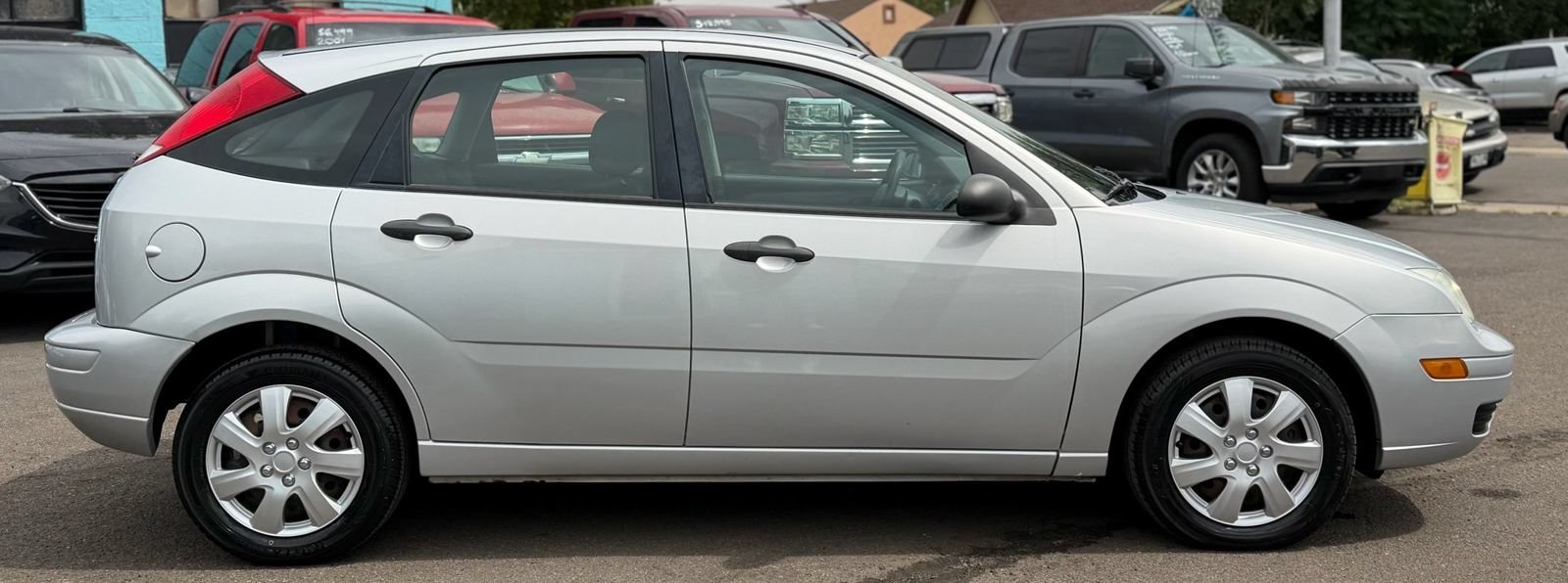 Used 2006 Ford Focus ZX5 Hatchback FWD image 2