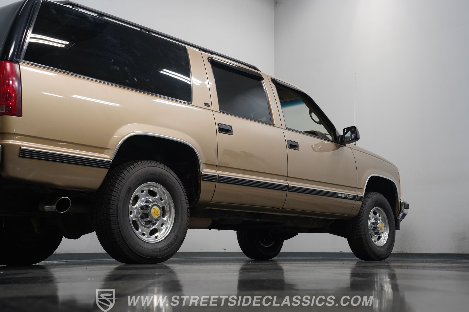 Used 1999 Chevrolet Suburban 2500 w/ Preferred Equipment Group 2 RWD image 28