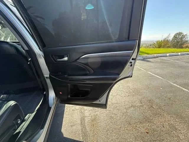 Used 2017 Toyota Highlander Limited Platinum w/ Carpet Mat Package FWD image 15