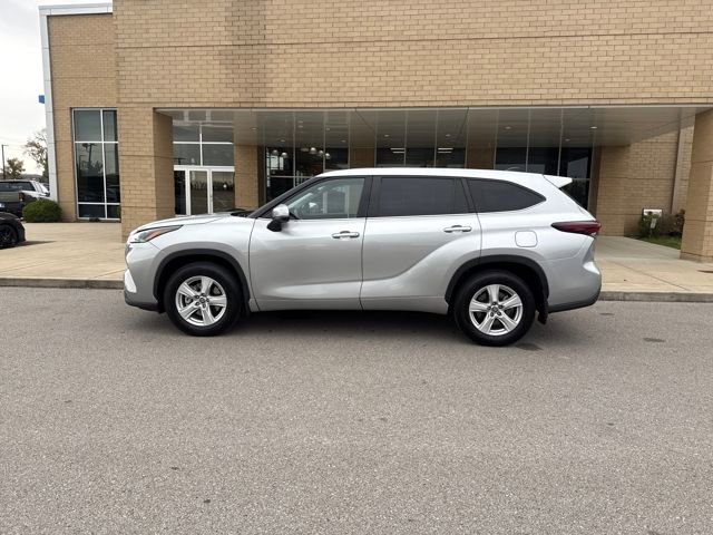 Used 2024 Toyota Highlander LE image 1