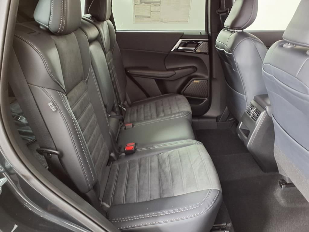 Used 2025 Mitsubishi Outlander SE FWD image 11
