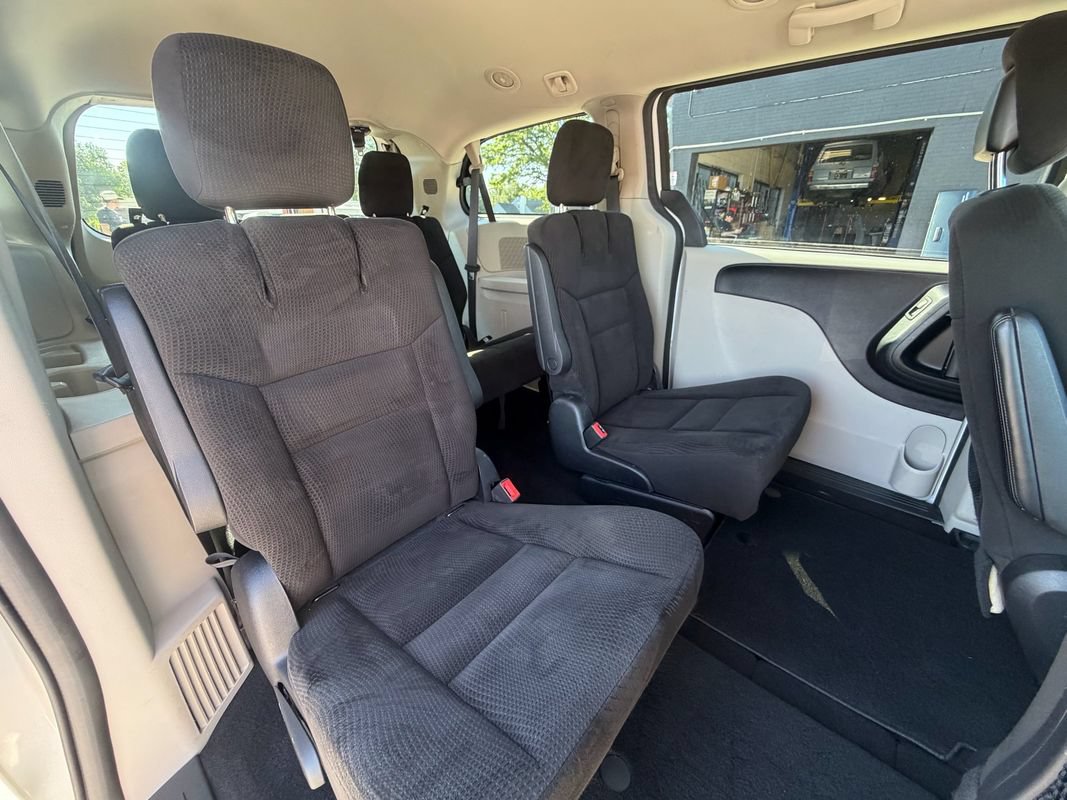 Used 2016 Dodge Grand Caravan SXT w/ UConnect Hands-Free Group FWD image 16