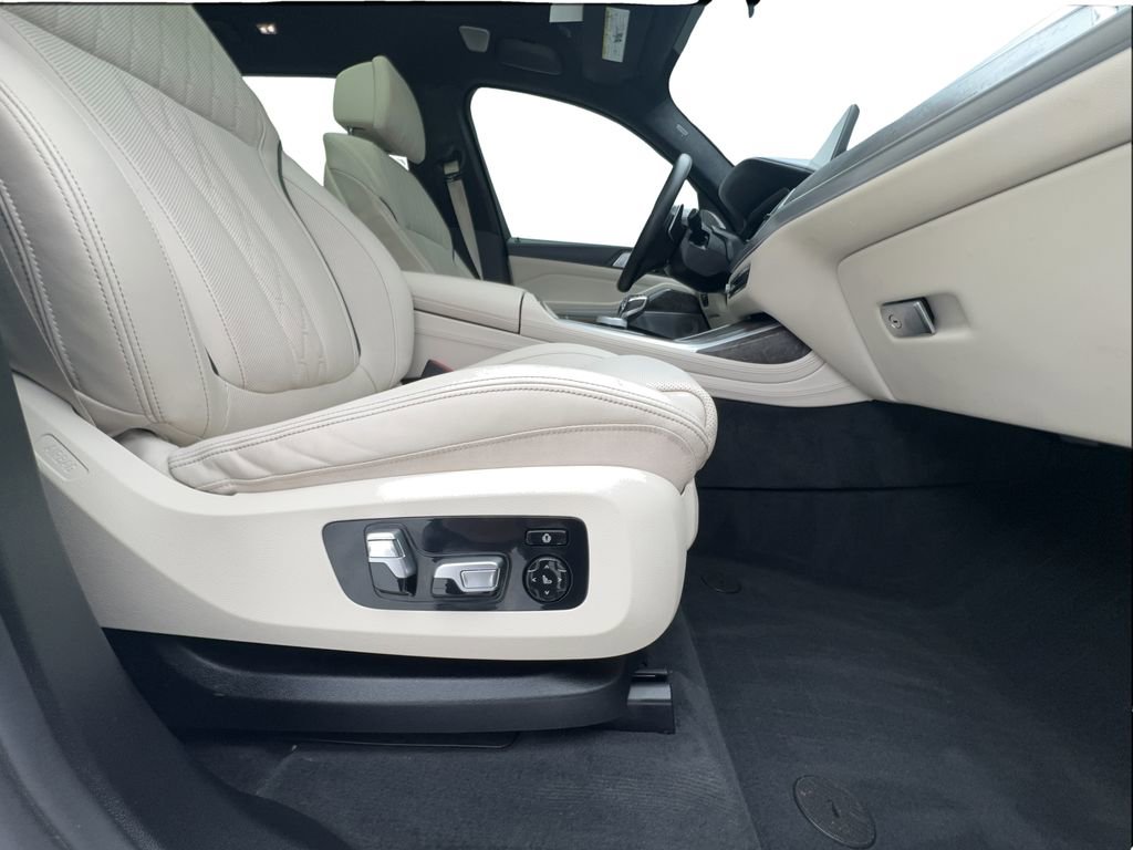 Used 2020 BMW X7 M50i w/ Dynamic Handling Package image 31