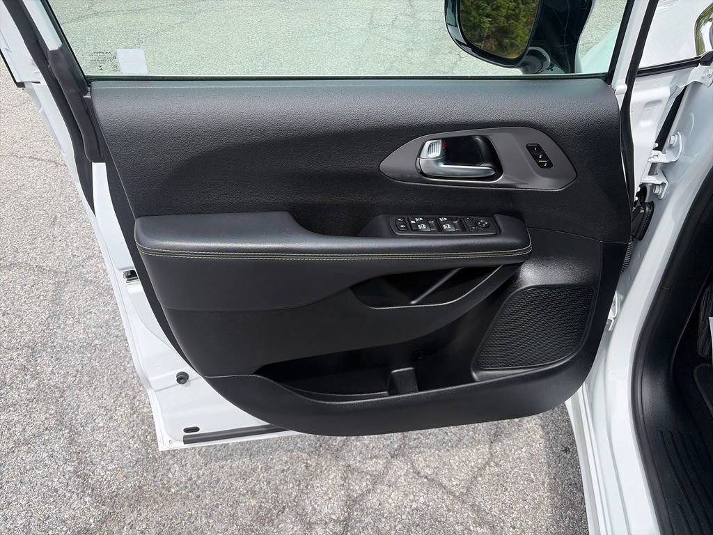 Used 2026 Chrysler Pacifica Select FWD image 11
