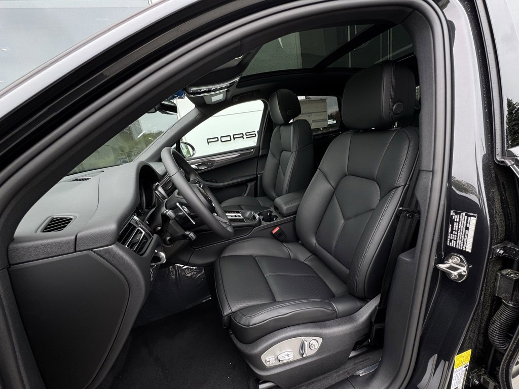 New 2025 Porsche Macan image 4