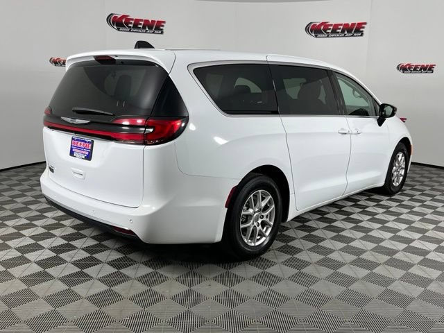 Used 2024 Chrysler Pacifica Touring-L FWD image 3