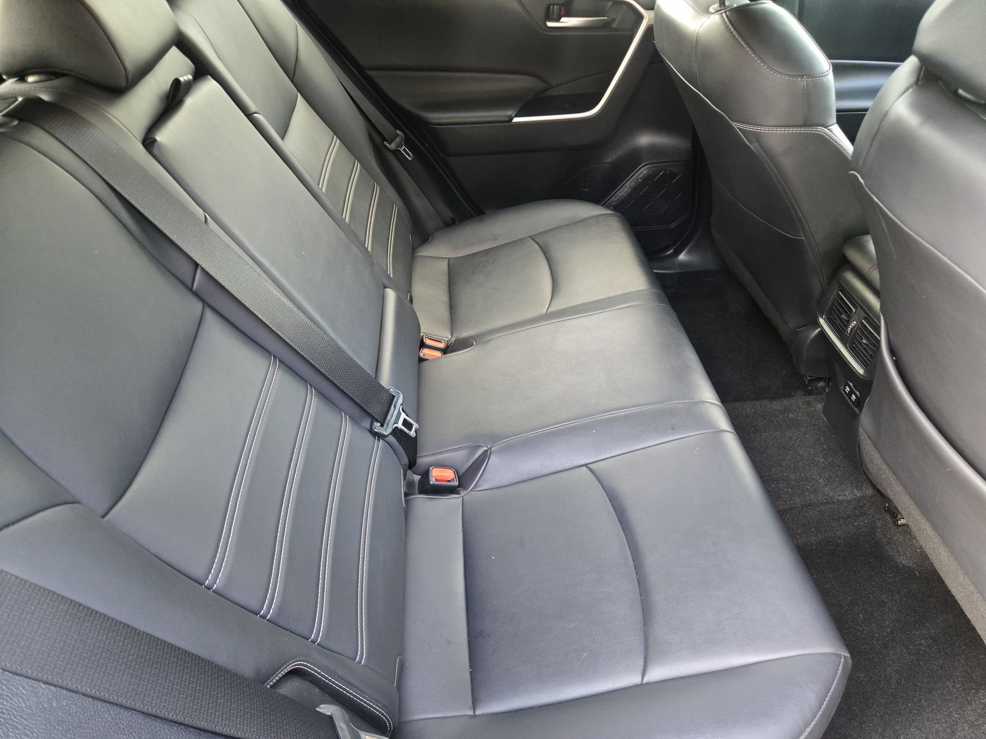 Used 2020 Toyota RAV4 XLE Premium FWD image 30
