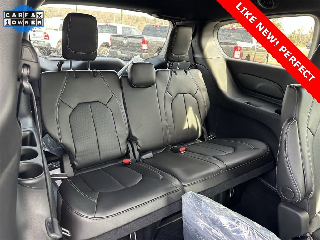 Used 2025 Chrysler Pacifica Select image 17