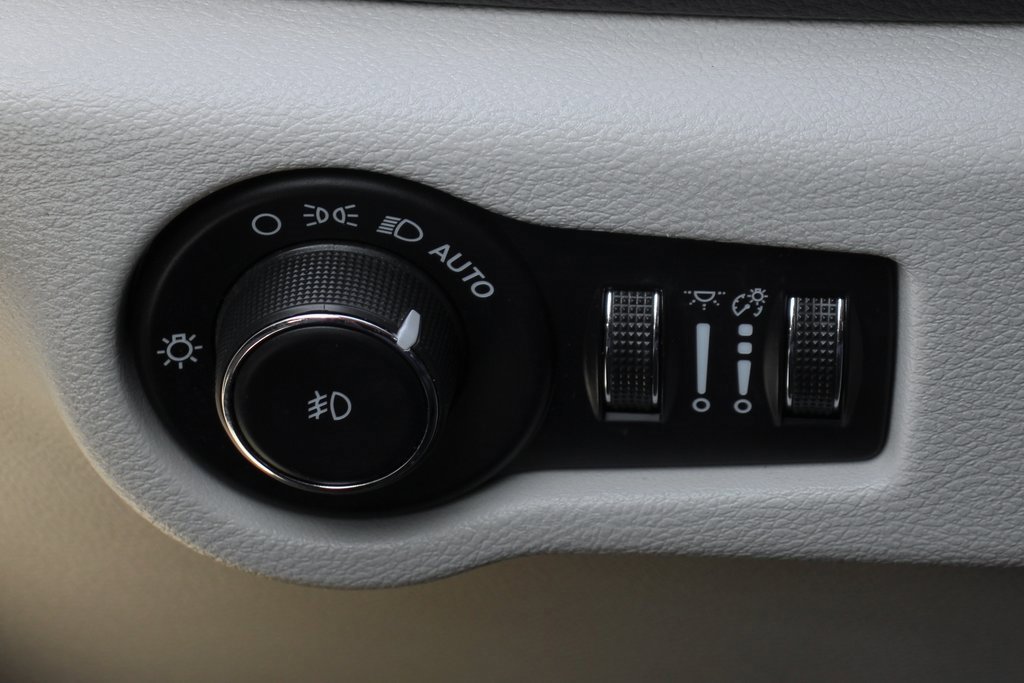 Used 2021 Chrysler Pacifica Touring w/ Uconnect Theater Family Group image 20