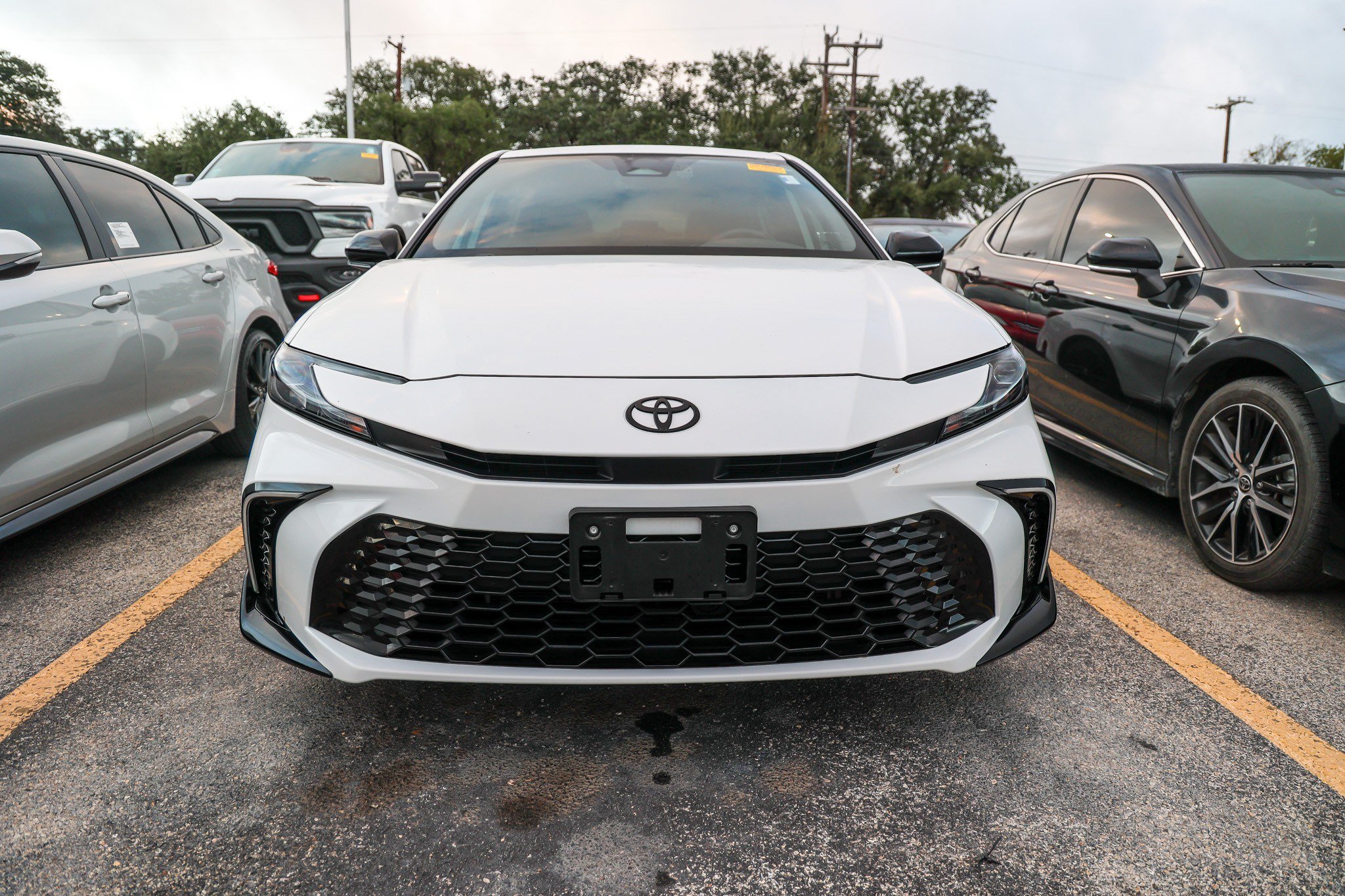 Used 2026 Toyota Camry Hybrid w/ Convenience Package FWD image 4