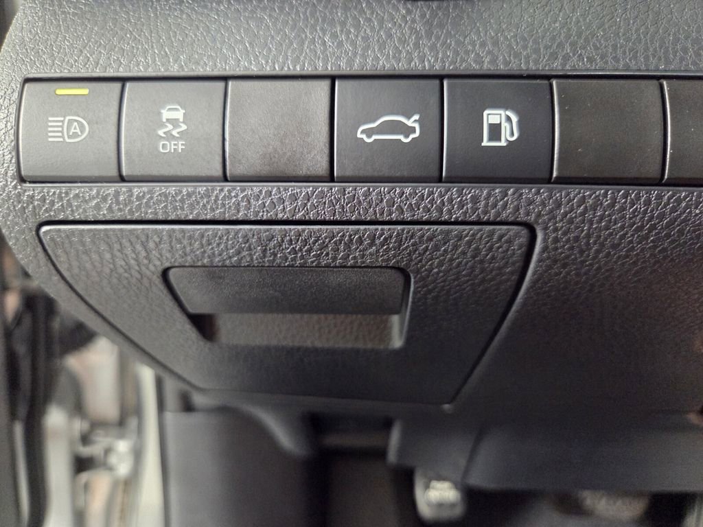 Used 2018 Toyota Camry SE FWD image 19