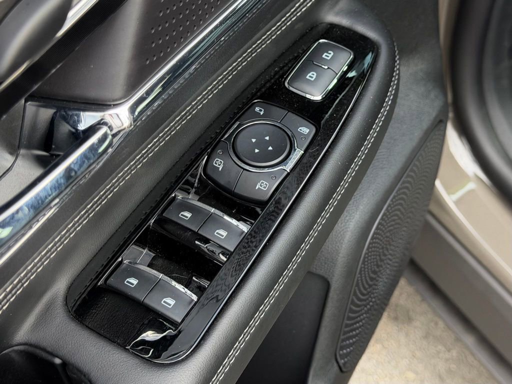 Used 2025 Lincoln Corsair FWD w/ Equipment Group 101A image 17